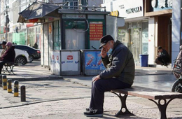 Vay hơn 2 triệu bị con dâu bắt viết giấy nợ, con trai âm thầm ghi một điều lên đó khiến tôi òa khóc - Ảnh 1.