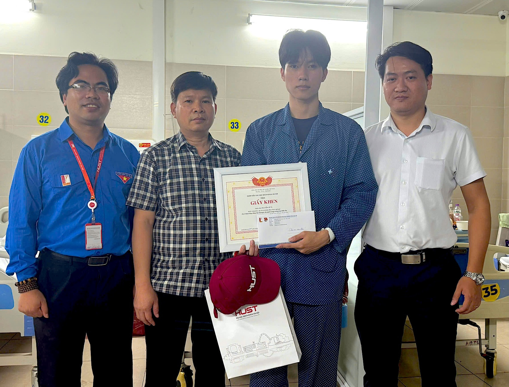 Vụ cháy nhà 7 tầng: Đại học Bách khoa Hà Nội tặng giấy khen cho nam sinh viên lao vào đám cháy cứu người- Ảnh 1.