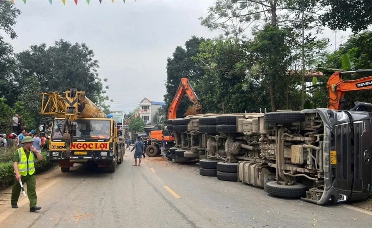 xe tai cho dat lat de o to con o xa lac son phu tho , 2 nguoi tu vong hinh anh 1