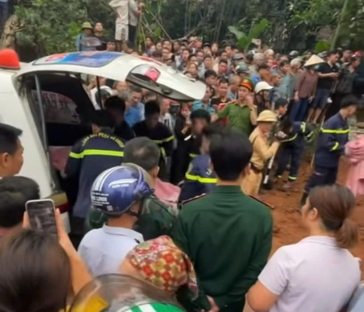 xe tai cho dat lat de o to con o xa lac son phu tho , 2 nguoi tu vong hinh anh 3