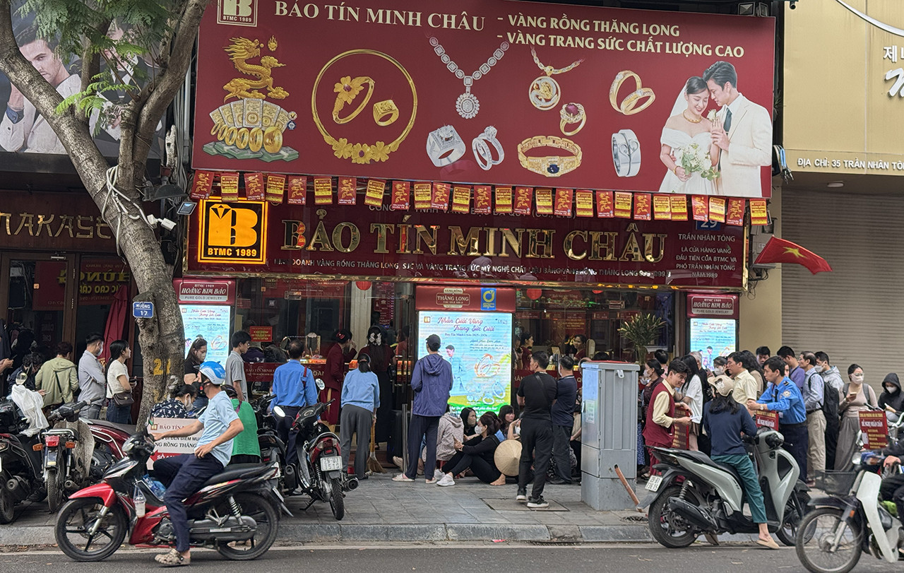 xep hang mua vang.jpg