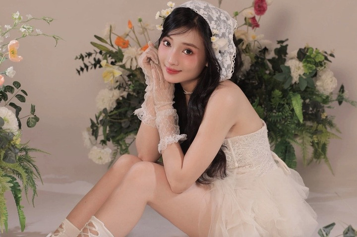 Thỉnh thoảng, cô thử nghiệm với phong cách gợi cảm khi diện đầm cúp ngực phối ren xuyên thấu.