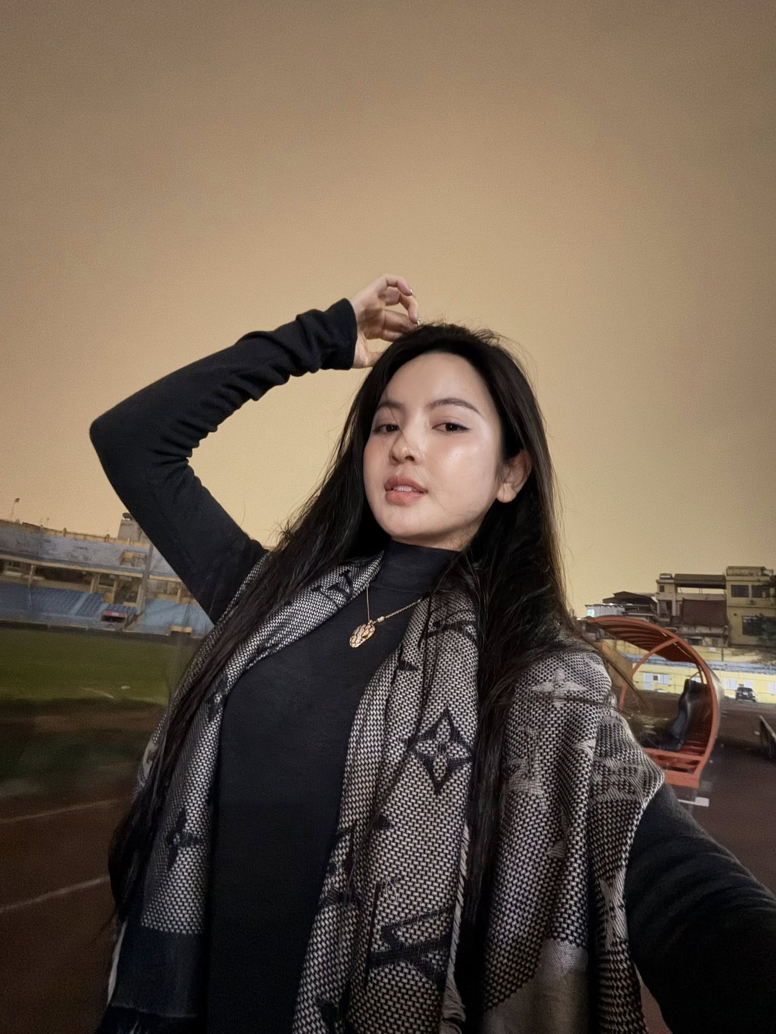 Bà xã Quang Hải khoe vòng cổ kim cương giá trị tiền tỷ trong phong cách thời trang 2026 - Ảnh 6.