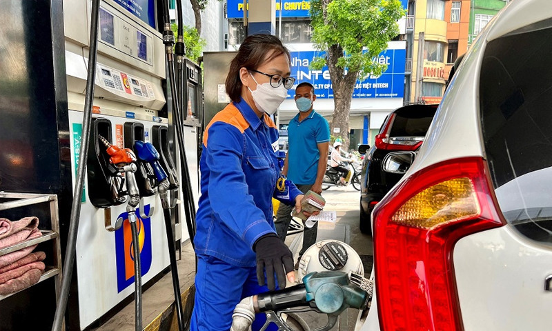 Chính phủ quyết định bổ sung 8.000 tỷ đồng từ nguồn tăng thu ngân sách Trung ương chi tạm ứng cho Quỹ Bình ổn giá xăng dầu.