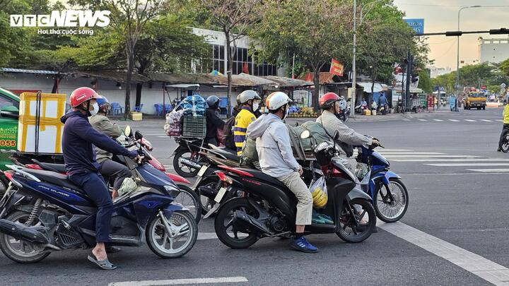 Các chuyên gia cho rằng nên tắt máy khi dừng đèn đỏ trên 50 giây.