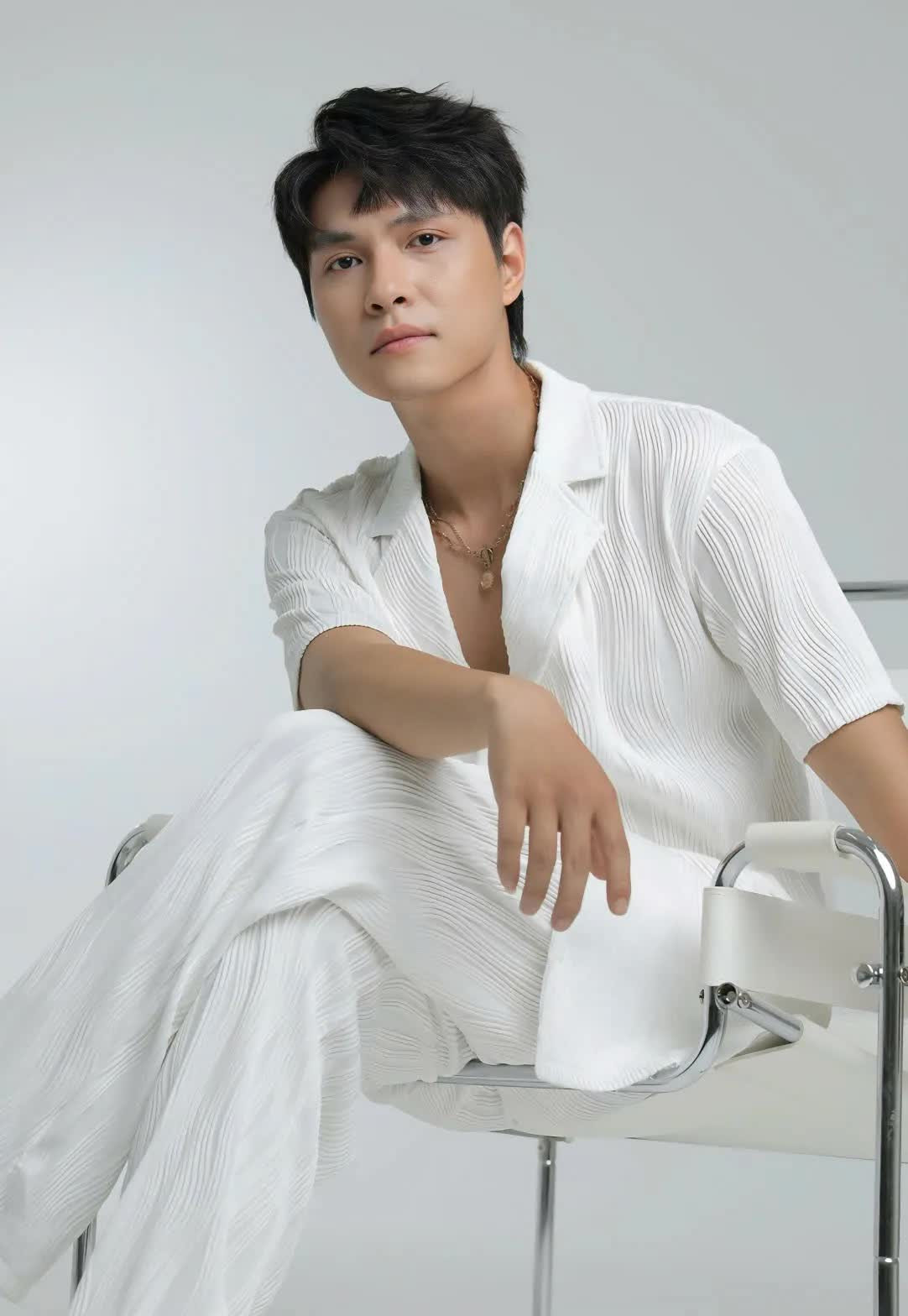 'Nam thần vai phụ' gây sốt trong phim 'Không giới hạn', sau đổ vỡ hôn nhân hiện đang hạnh phúc bên bạn gái là diễn viên xinh đẹp插图4 Tô Dũng 'Nam thần vai phụ' thành công với hình ảnh khác lạ trong 'Không giới hạn' - Ảnh 5.