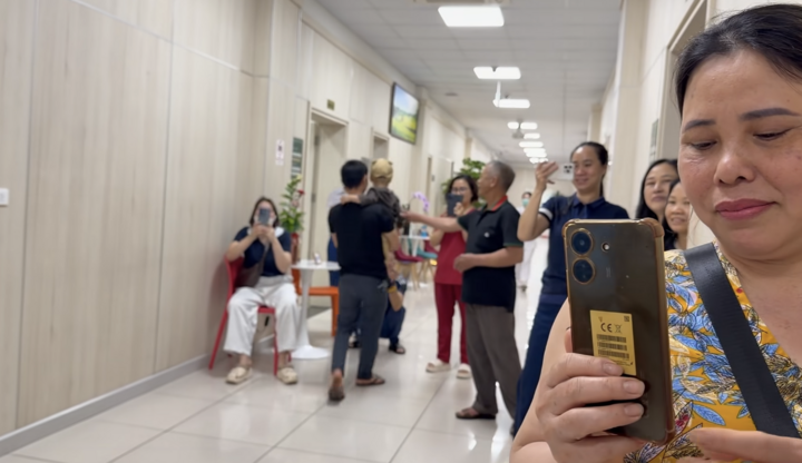 Rất nhiều người nhà và bệnh nhân xem nghệ sỹ Nguyệt Thu biểu diễn tại hành lang.