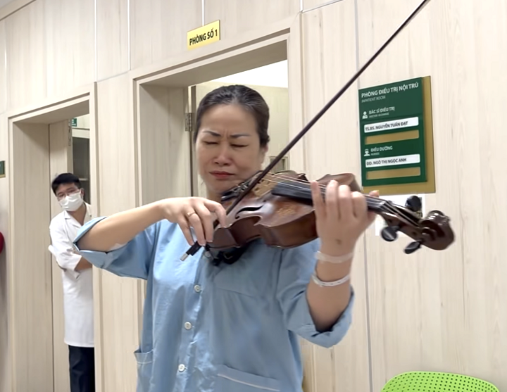 Chị say sưa chơi đàn viola bản nhạc nổi tiếng