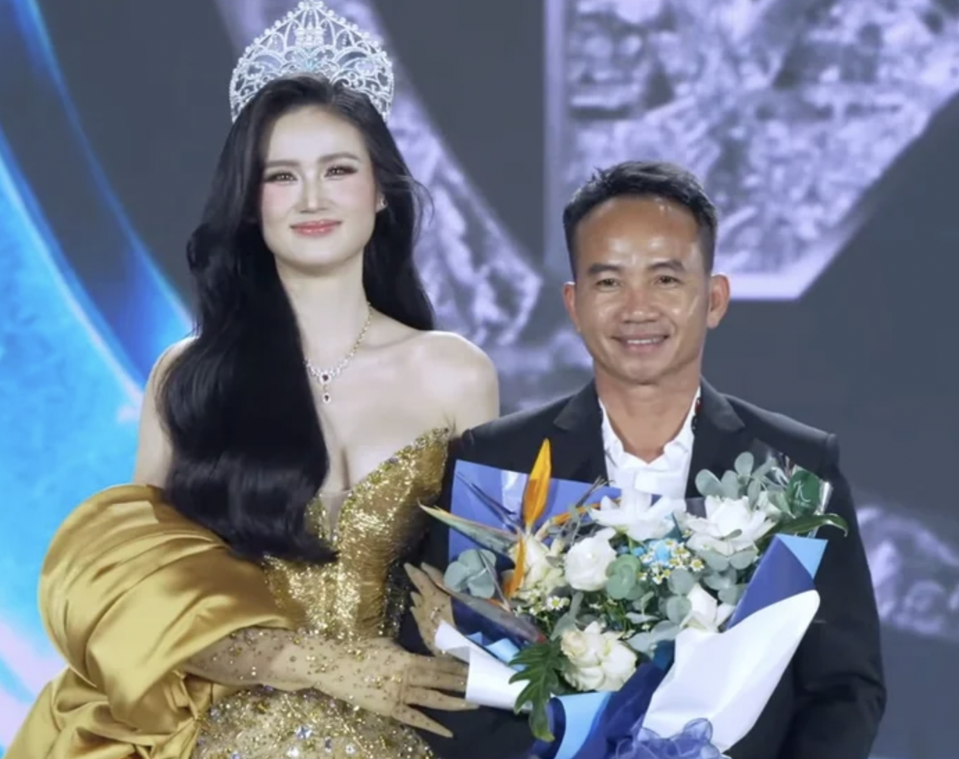 Bố đẻ Hoa hậu Ý Nhi xuất hiện tại chung kết Miss World Vietnam 2025 - Ảnh 1.