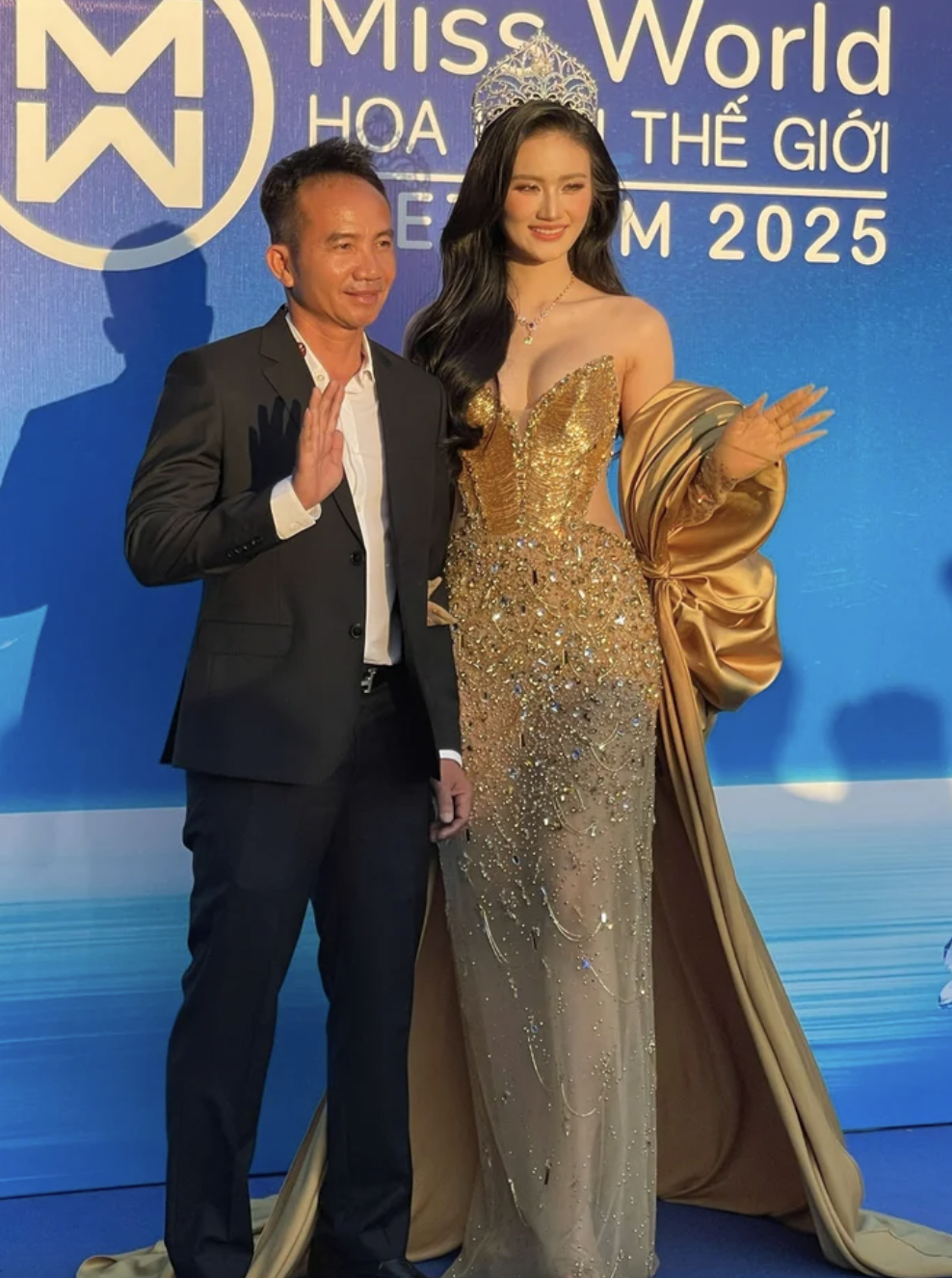 Bố đẻ Hoa hậu Ý Nhi xuất hiện tại chung kết Miss World Vietnam 2025 - Ảnh 2.