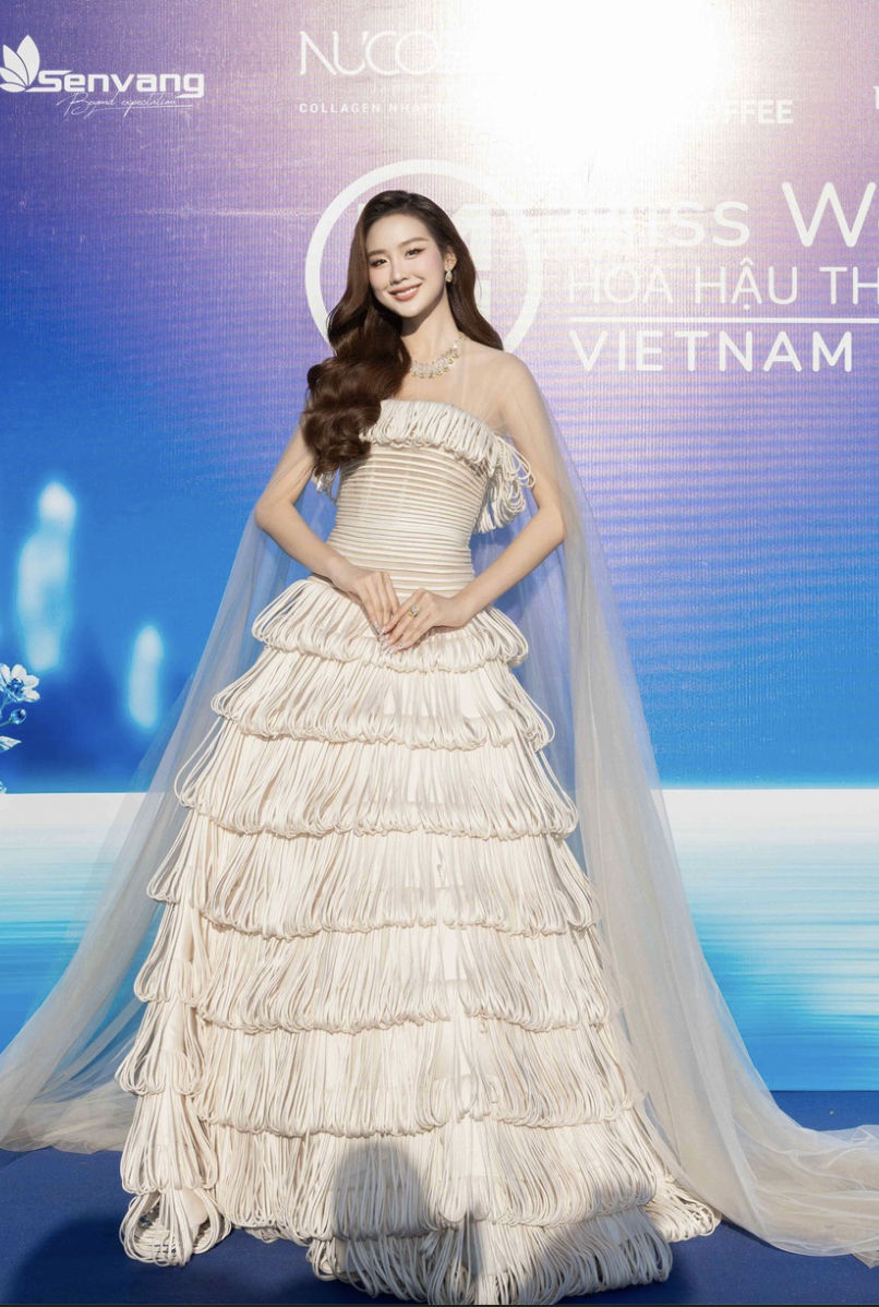 Bố đẻ Hoa hậu Ý Nhi xuất hiện tại chung kết Miss World Vietnam 2025 - Ảnh 5.