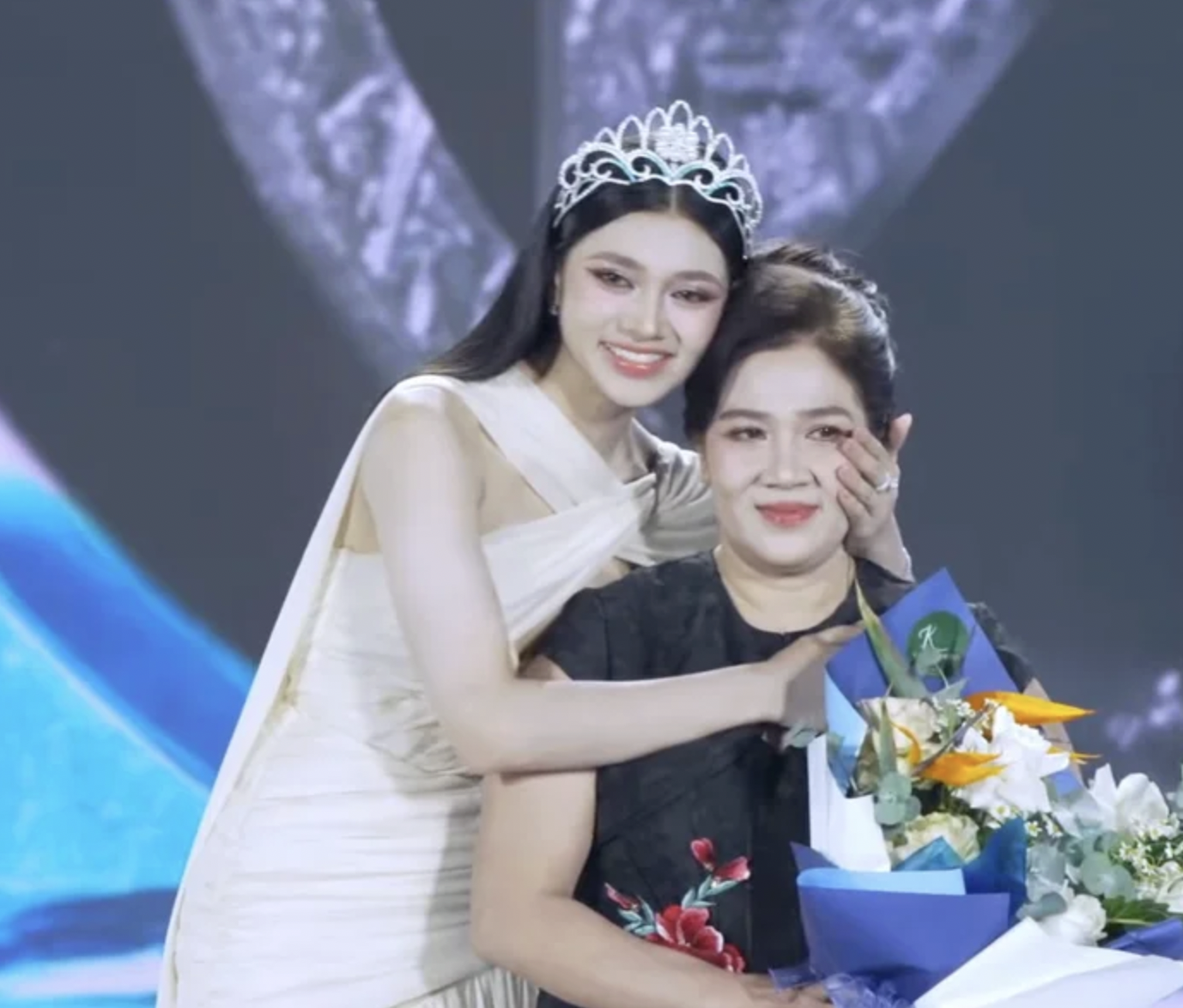 Bố đẻ Hoa hậu Ý Nhi xuất hiện tại chung kết Miss World Vietnam 2025 - Ảnh 3.