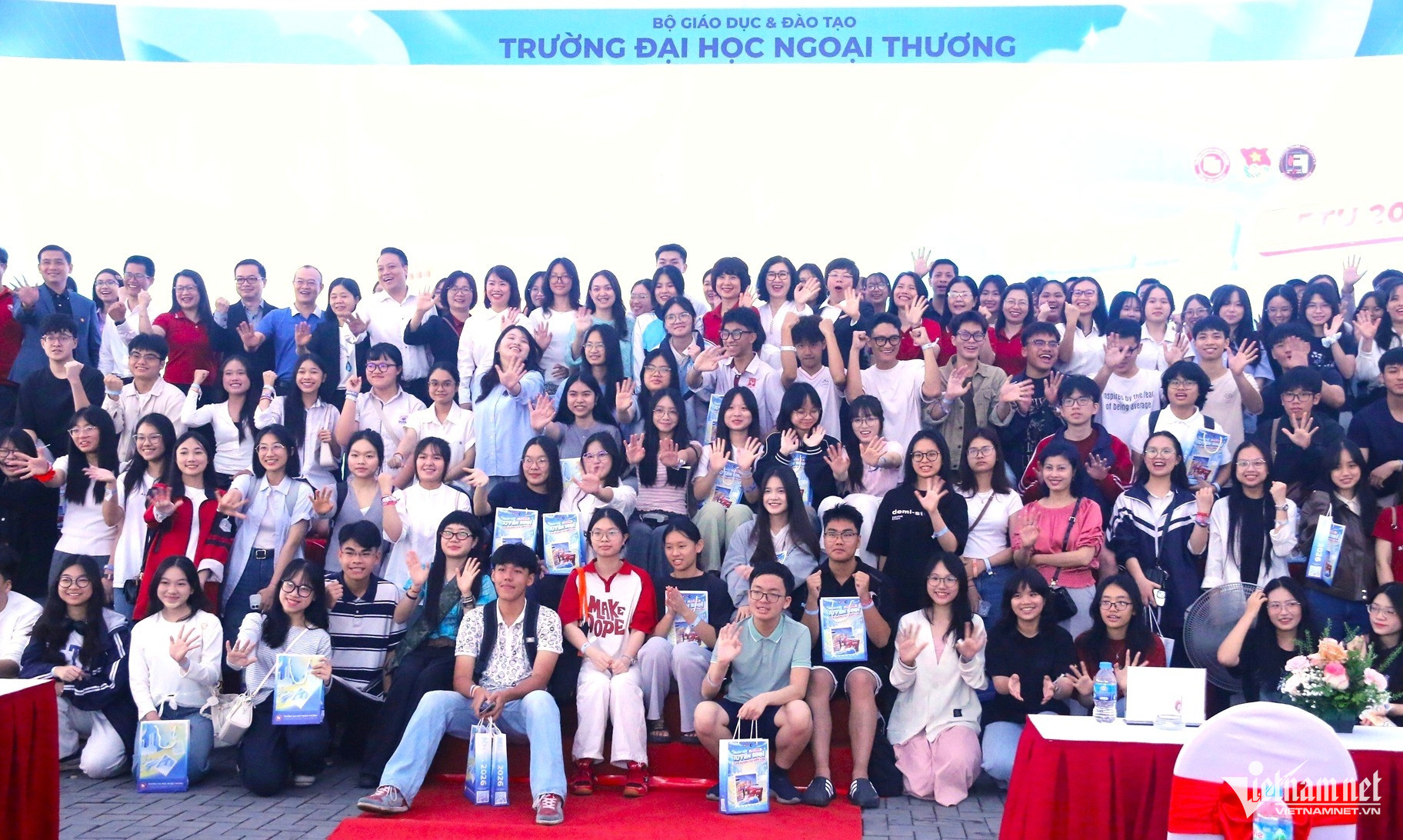 W-học sinh cùng ĐH Ngoại thương.JPG.jpg