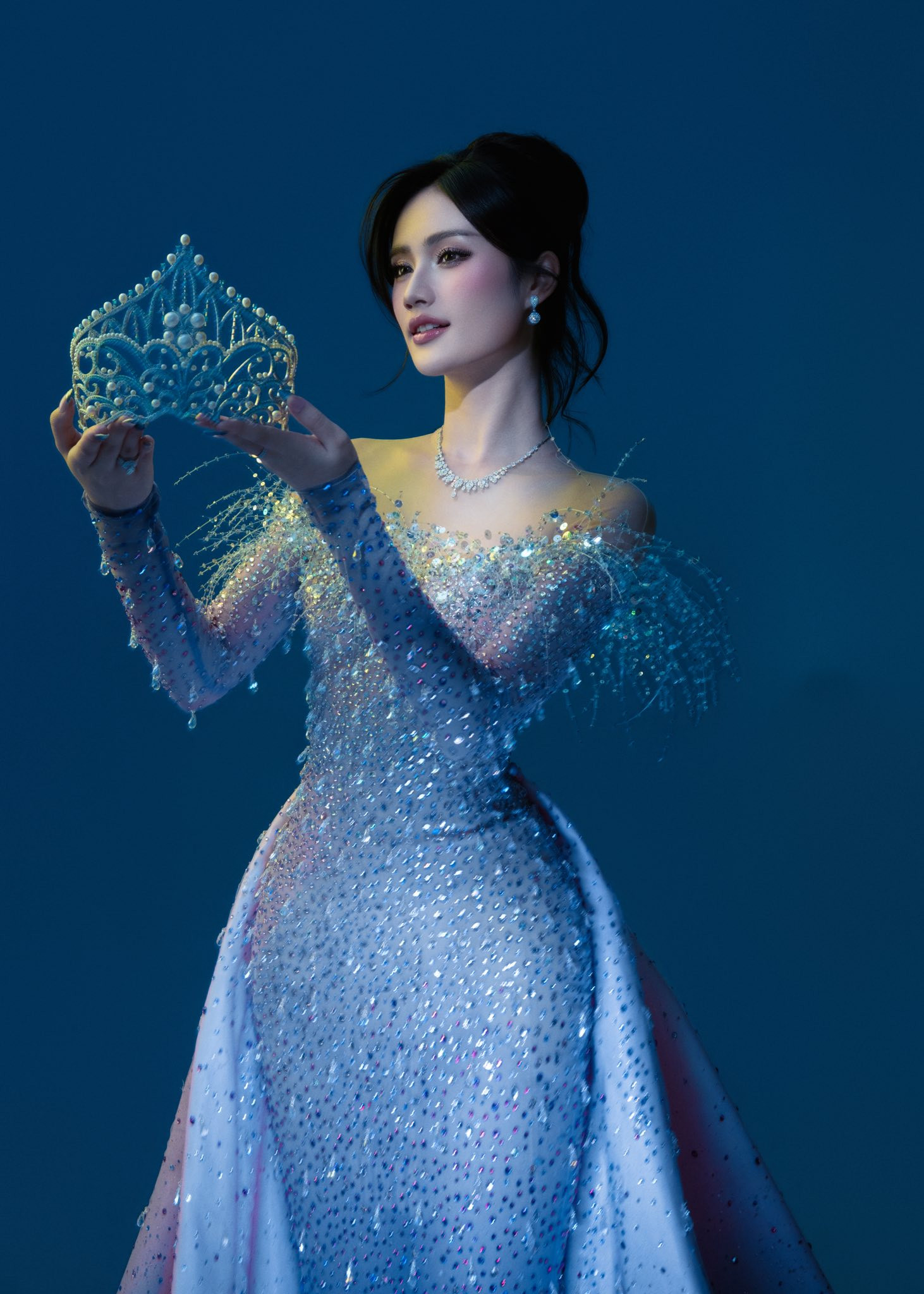 Đương kim Miss World Vietnam 2025 và khoảnh khắc cuối cùng của Hoa hậu Ý Nhi - Ảnh 3.