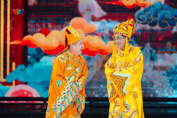 Sự hội ngộ của NSND Quốc Khánh, NSND Tự Long, NSƯT Chí Trung, NSƯT Quang Thắng, nghệ sĩ Vân Dung cùng Trung Ruồi trên sân khấu khiến khán giả mong chờ.