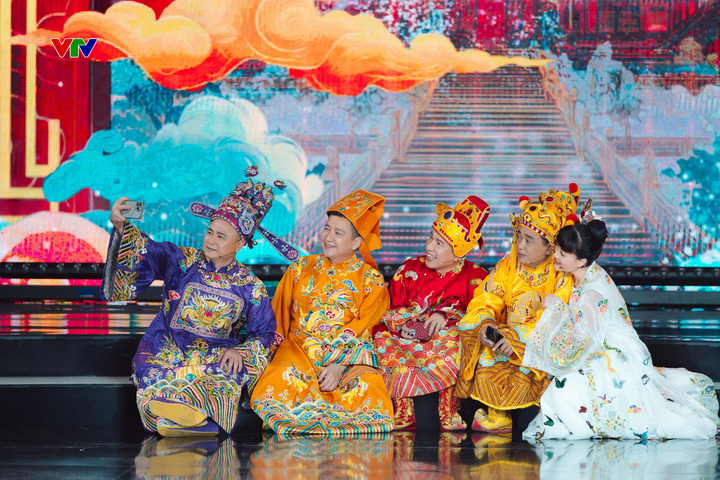 NSƯT Chí Trung chia sẻ: “Đây là lần hiếm hoi chúng tôi có dịp tái ngộ trong trang phục Táo quân. Dù chỉ có vài đêm ngắn ngủi để gấp rút chuẩn bị, mục tiêu lớn nhất của anh em nghệ sĩ là làm sống lại giai đoạn rực rỡ đã qua. Chúng tôi tâm niệm rằng, dẫu chỉ xuất hiện trong một khoảnh khắc trên sân khấu, mỗi nghệ sĩ đều phải “cháy” hết mình để giữ trọn vẹn hình ảnh Táo quân trong lòng công chúng”.