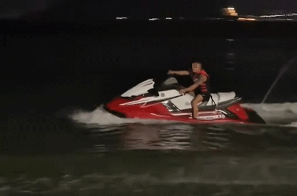 TikToker 1 triệu follow 'quẩy' mô tô nước ở khu vực cấm tại Nha Trang: Công an đang chờ làm việc插图 screenshot-1774707137-1774707148.png