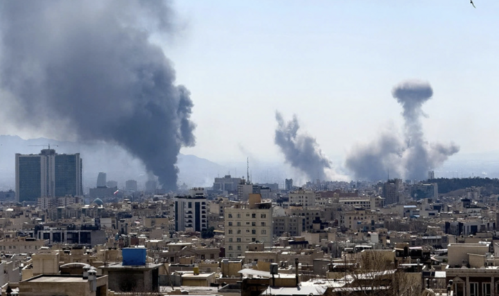Khói bốc lên tại thủ đô Tehran, Iran ngày 1/3. (Ảnh: Getty)