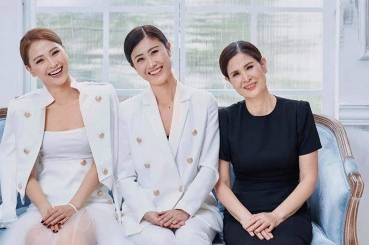 Huyền Trang bên mẹ và chị gái.