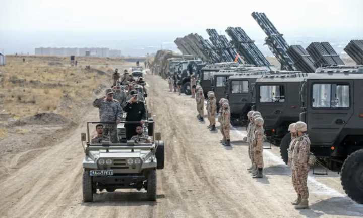 Trang thiết bị quân sự trong cuộc tập trận của IRGC tại khu vực Aras, tỉnh Đông Azerbaijan, Iran. (Ảnh: Reuters)