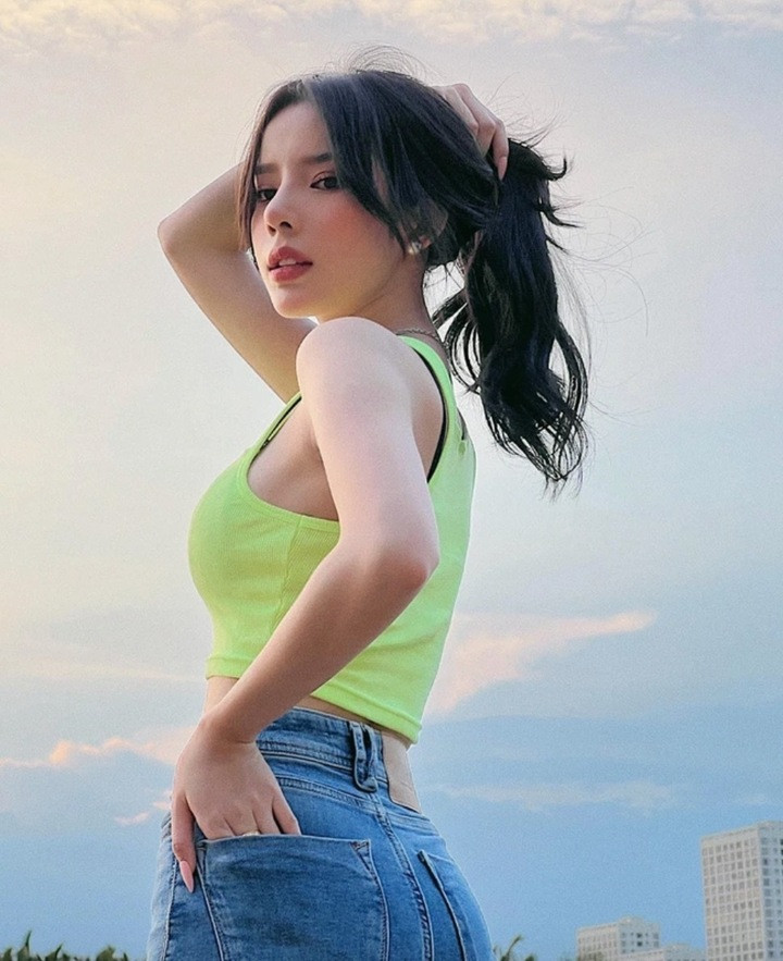 Một số khán giả đặt nghi vấn nữ ca sĩ có can thiệp thẩm mỹ. Tuy nhiên, trước những đồn đoán này, LyLy chưa từng lên tiếng phủ nhận.