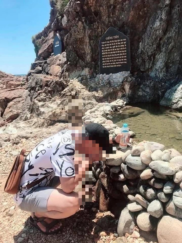 Ca sĩ Juky San gây tranh cãi khi ngâm mình tắm tại Giếng Tiên ở Gia Lai - Ảnh 2.