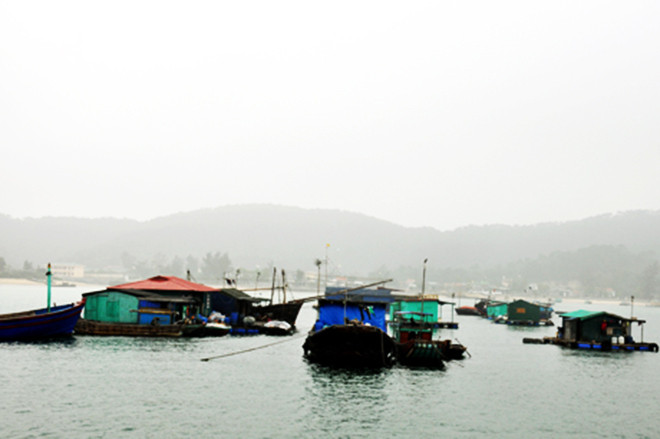 Trận dông lốc khiến tàu cá bị lật úp, 2 mẹ con tử vong.