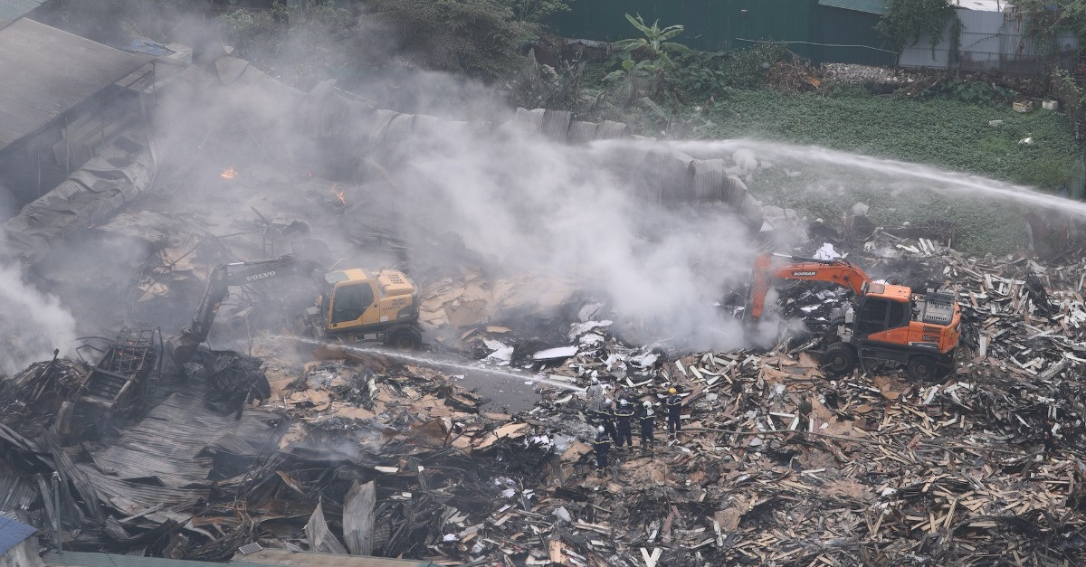 CLIP: Xe con phun lửa khi đang chạy, cộng đồng mạng xôn xao插图1 CLIP: Xe con phun lửa khi đang chạy, cộng đồng mạng xôn xao插图1