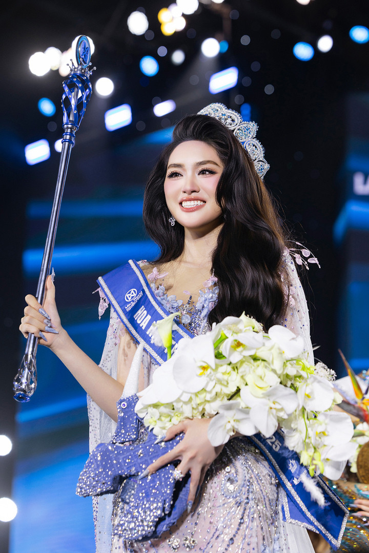 Phan Phương Oanh nhận được sự đồng thuận của gần 100% giám khảo.