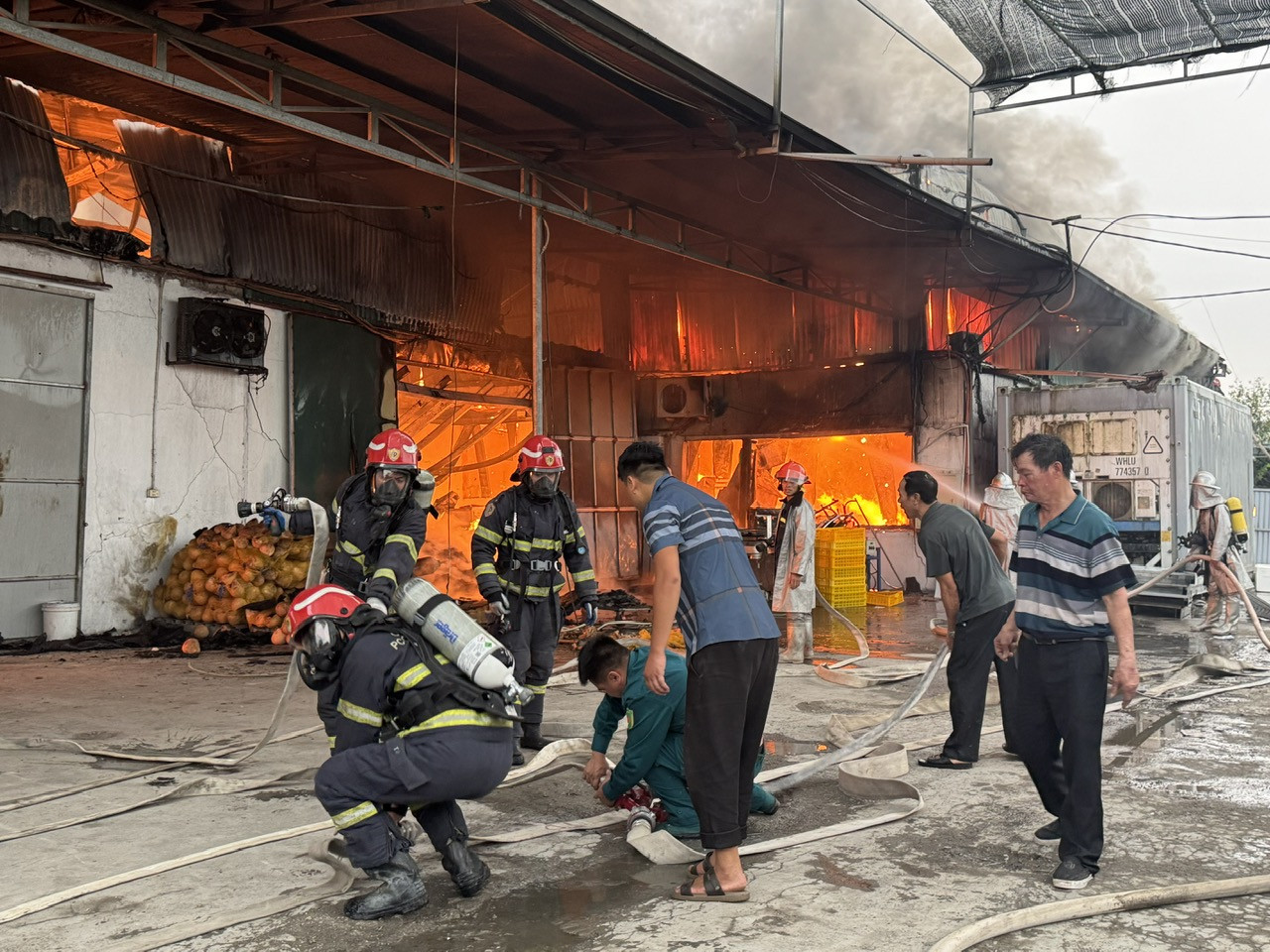 Cháy lớn xưởng bánh kẹo 700 m² ở Hà Nội lúc rạng sáng插图 z7675173658414_31d3b7827a594d8a31d0725b763fd39f.jpg