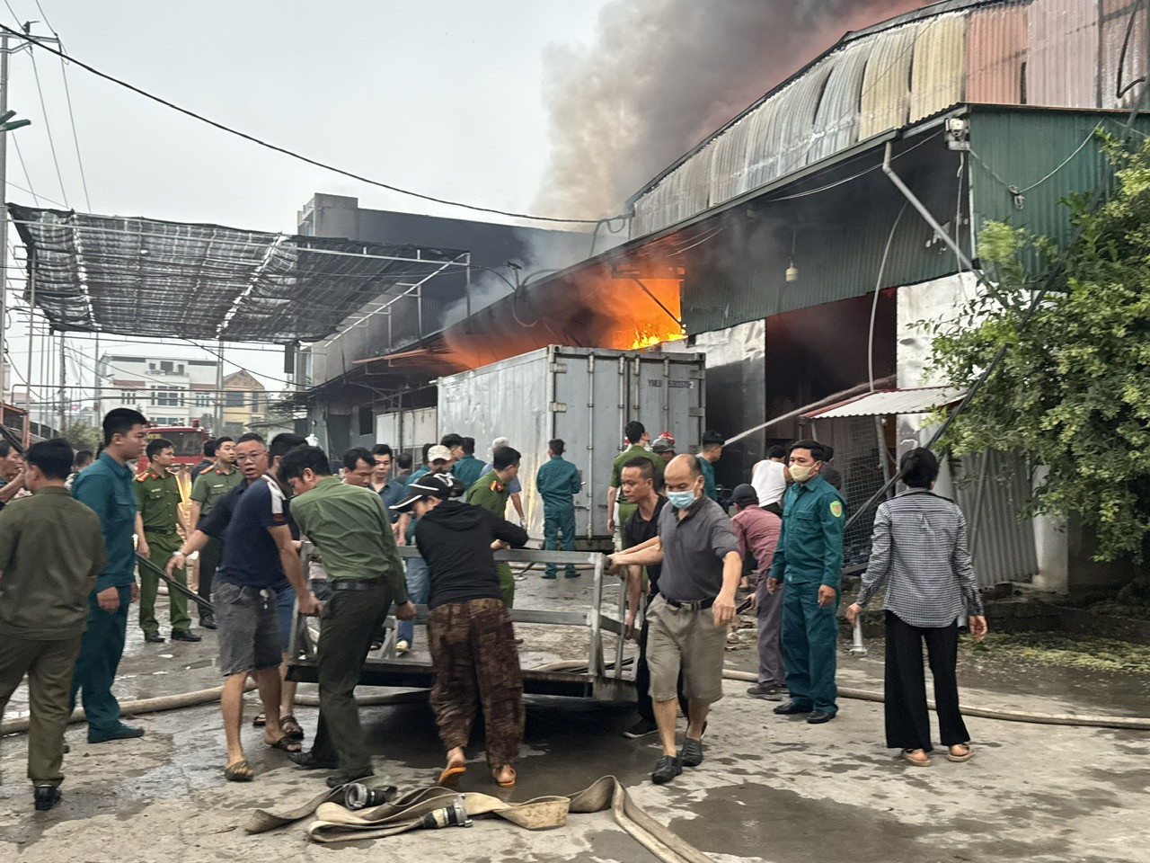 Cháy lớn xưởng bánh kẹo 700 m² ở Hà Nội lúc rạng sáng插图1 z7675173417311_c7ef270bb58b856ff8b3b38dcbe43059.jpg