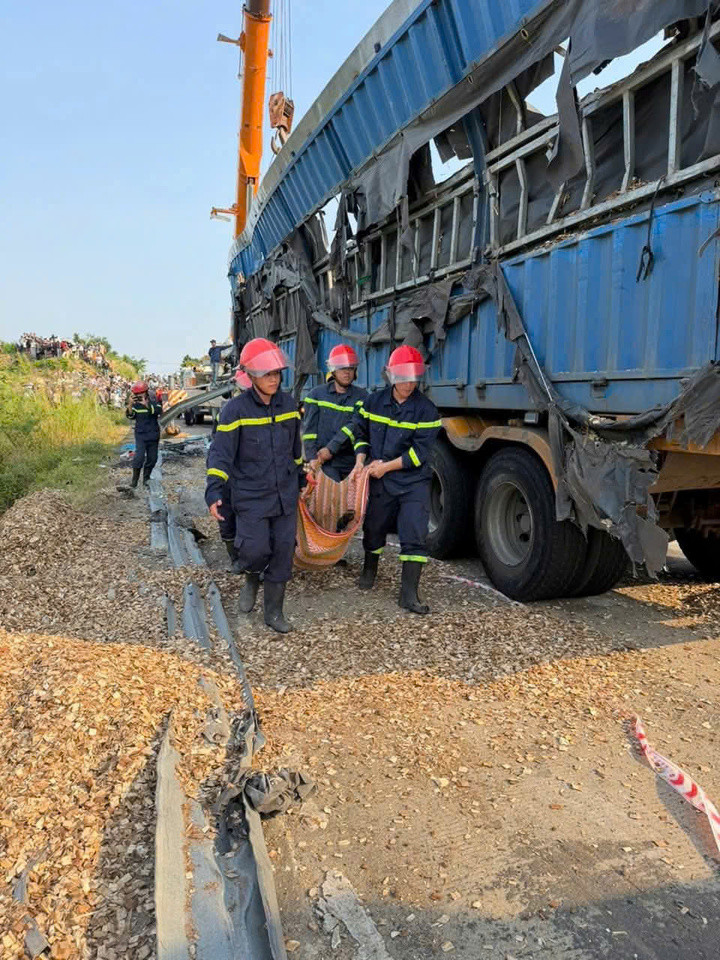 Lực lượng chức năng đưa thi thể nạn nhân ra ngoài.