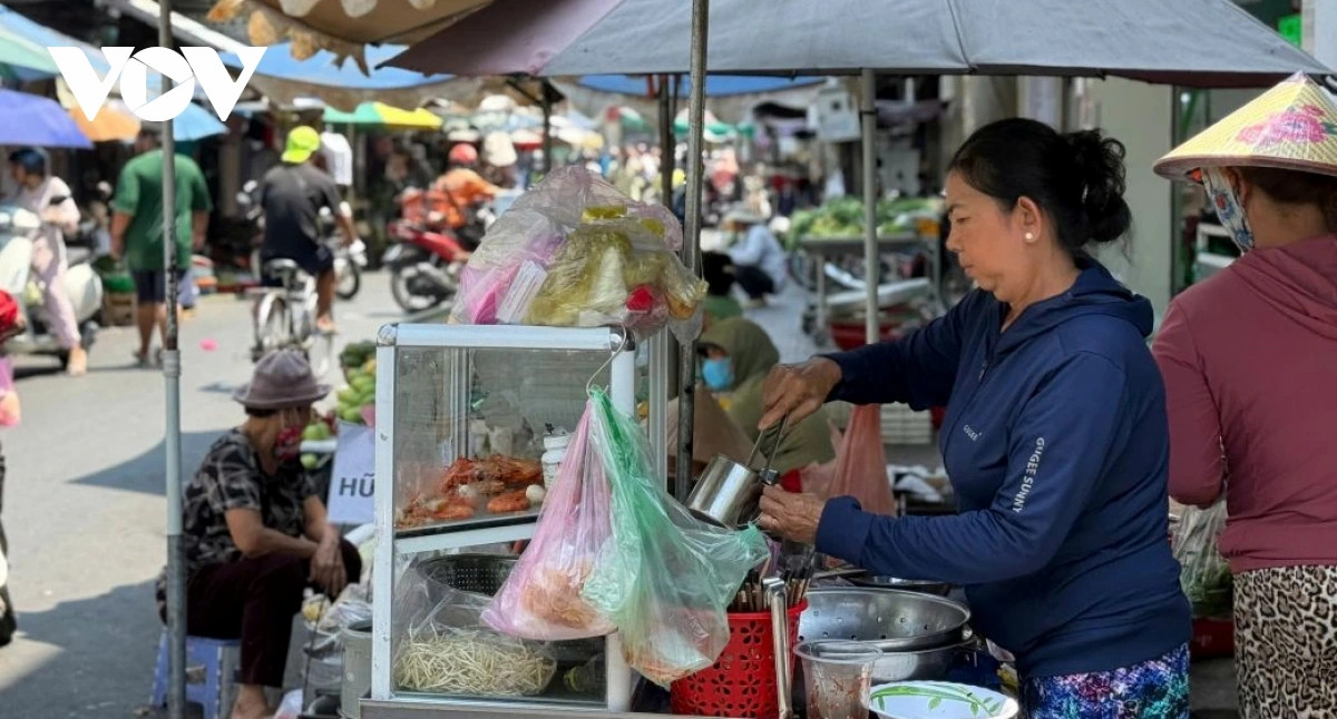 gia hang hoa tang theo gia xang, nguoi ban gong minh de giu khach hinh anh 1