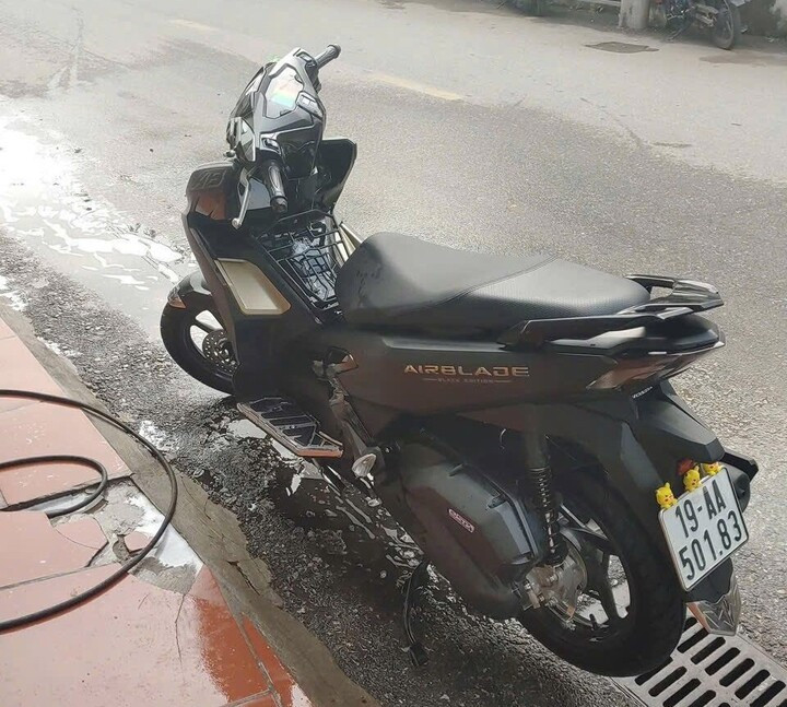 Chiếc mô tô Honda Air Blade được phát hiên ở nơi cách xa hiện trường. (Ảnh: Công an Bắc Ninh).