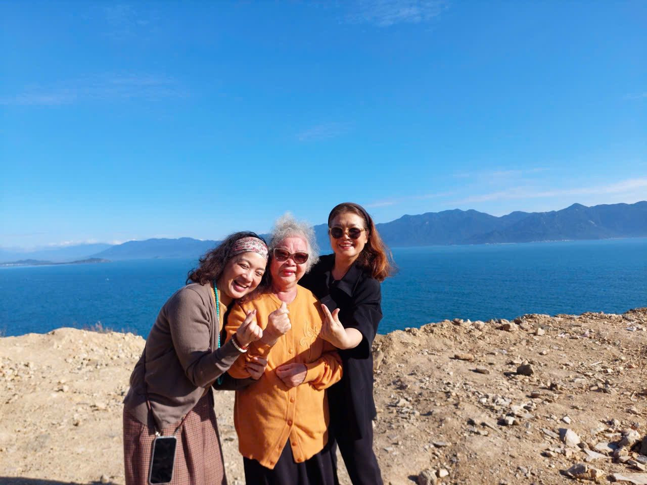 Ấm áp hình ảnh 3 chị em nhà NSND Lê Khanh đưa mẹ - NSƯT Lê Mai đi du lịch - Ảnh 5.