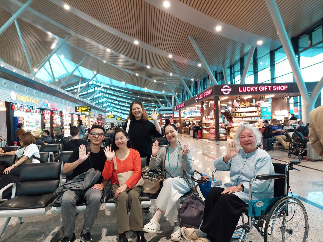 Ấm áp hình ảnh 3 chị em nhà NSND Lê Khanh đưa mẹ - NSƯT Lê Mai đi du lịch - Ảnh 2.