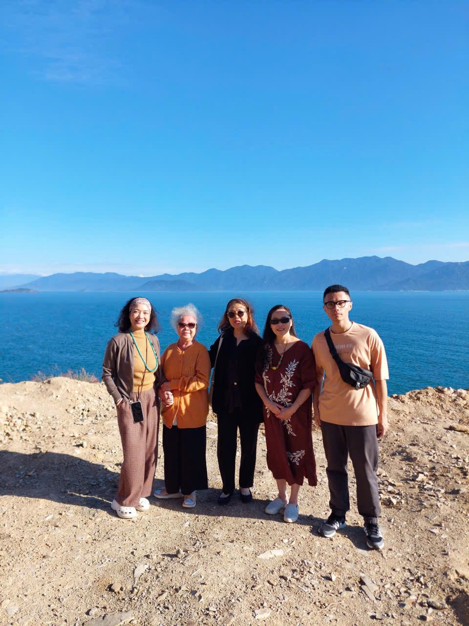 Ấm áp hình ảnh 3 chị em nhà NSND Lê Khanh đưa mẹ - NSƯT Lê Mai đi du lịch - Ảnh 4.