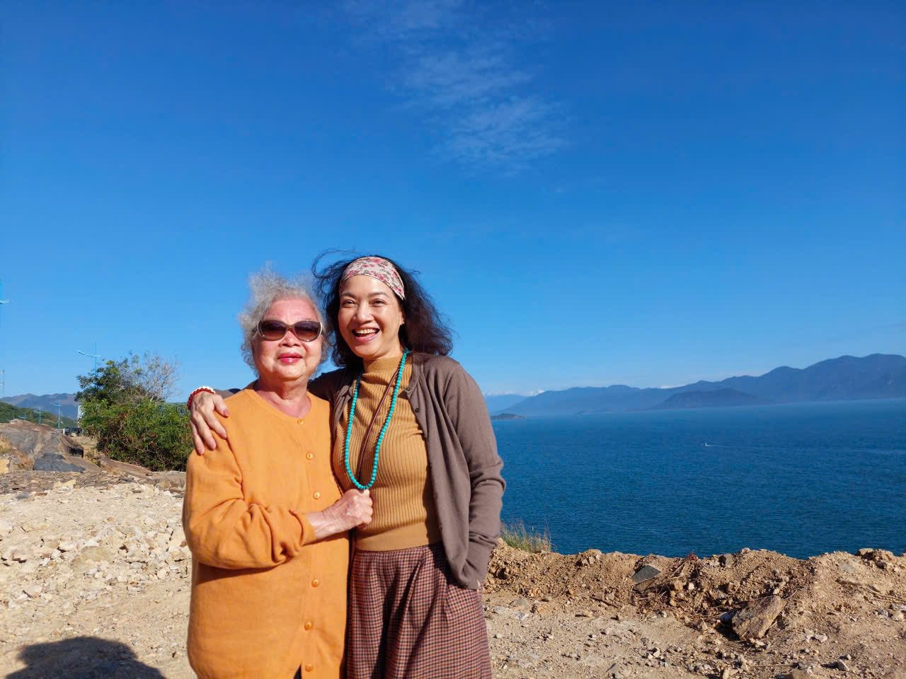 Ấm áp hình ảnh 3 chị em nhà NSND Lê Khanh đưa mẹ - NSƯT Lê Mai đi du lịch - Ảnh 6.