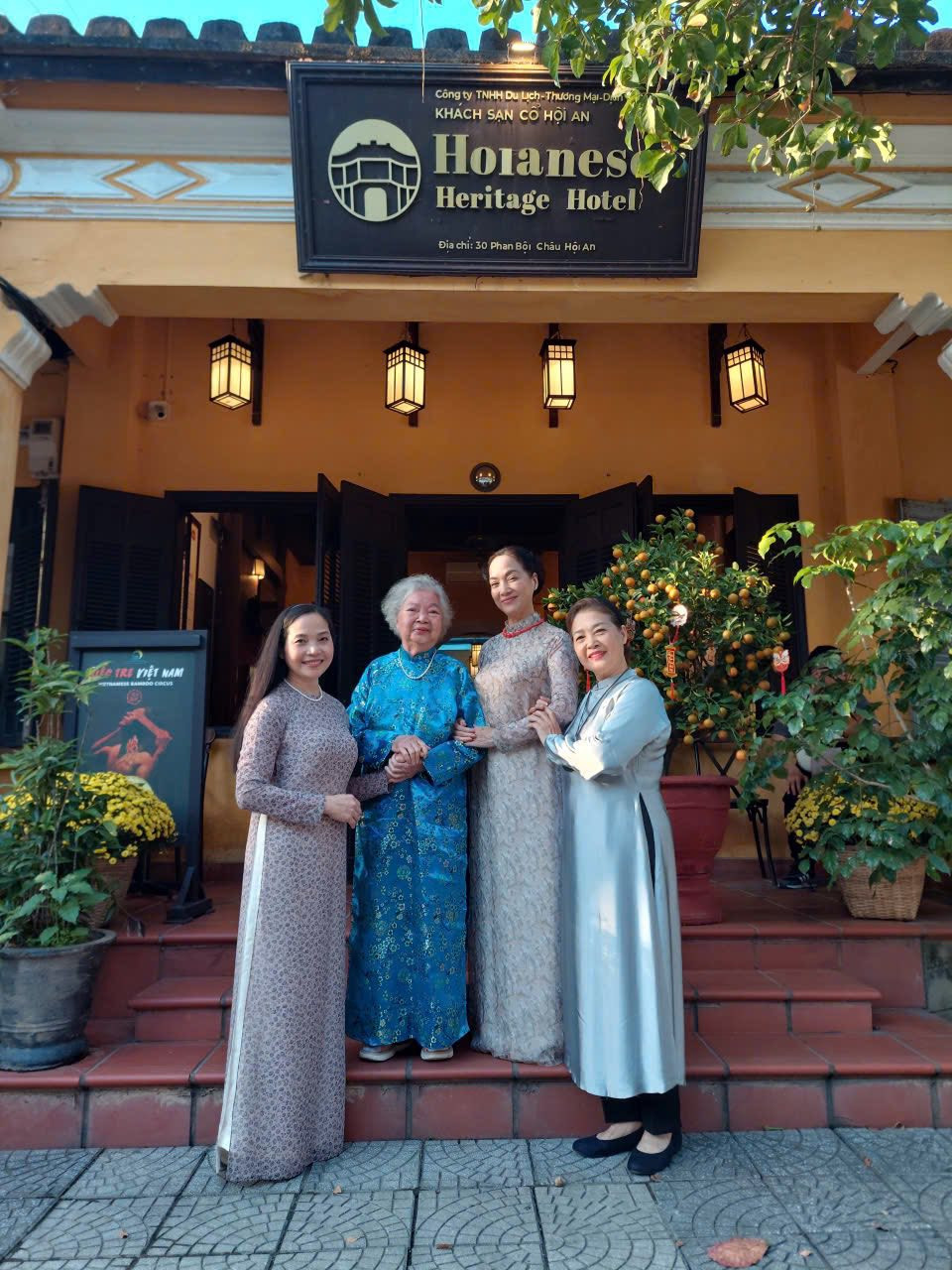 Ấm áp hình ảnh 3 chị em nhà NSND Lê Khanh đưa mẹ - NSƯT Lê Mai đi du lịch - Ảnh 8.