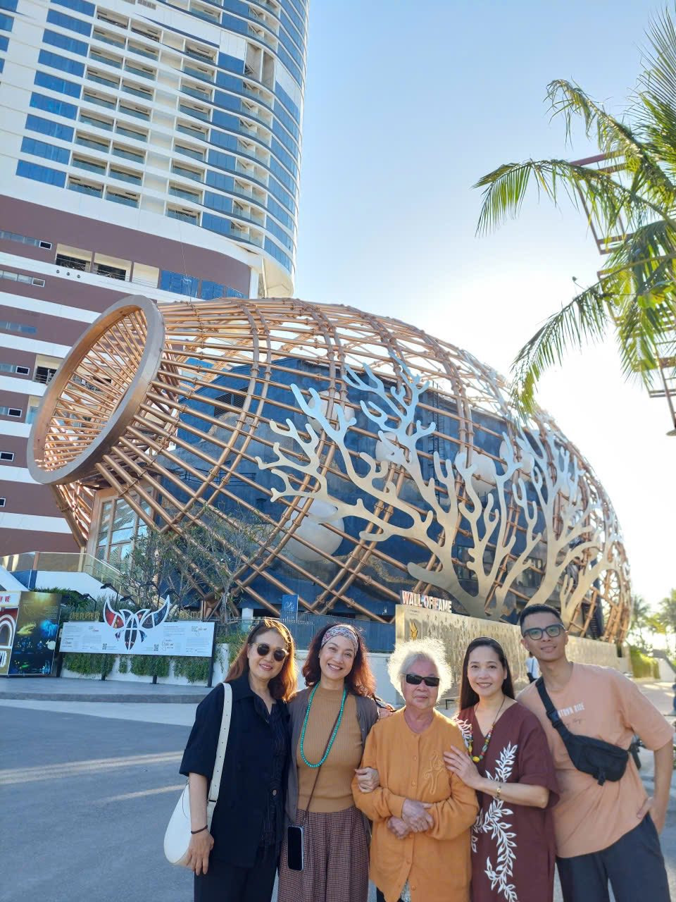 Ấm áp hình ảnh 3 chị em nhà NSND Lê Khanh đưa mẹ - NSƯT Lê Mai đi du lịch - Ảnh 7.