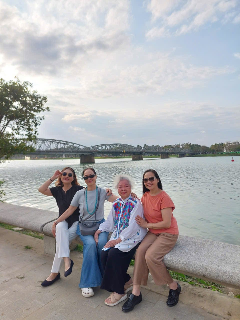 Ấm áp hình ảnh 3 chị em nhà NSND Lê Khanh đưa mẹ - NSƯT Lê Mai đi du lịch - Ảnh 10.