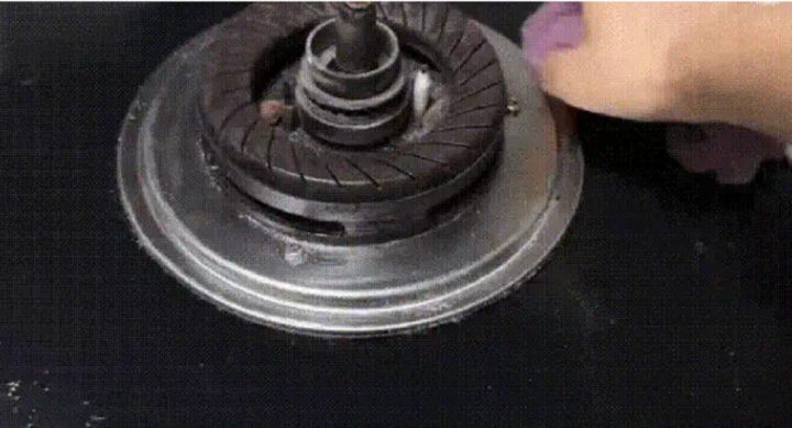 Mặt bếp trông như mới sau khi vệ sinh với những chất đơn giản như muối, bột nở, giấm.