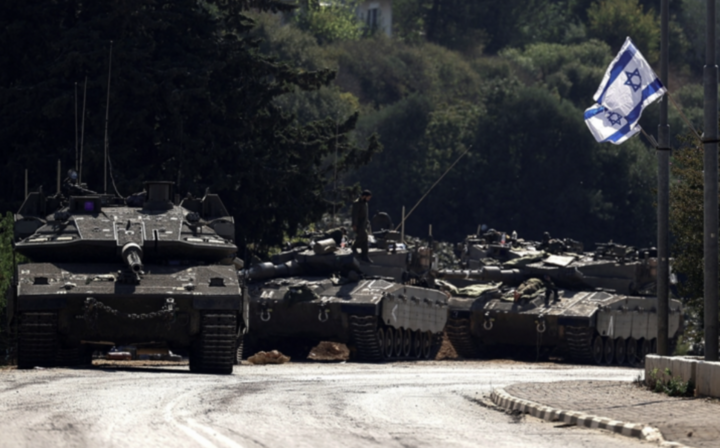 Xe tăng Israel sát biên giới Lebanon. (Ảnh: Reuters)