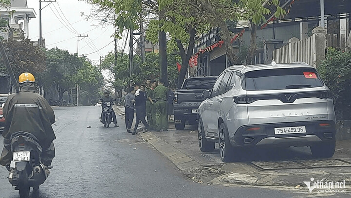 Hàng loạt xe ô tô bị đập vỡ gương chiếu hậu. (Ảnh: Vietnamnet)