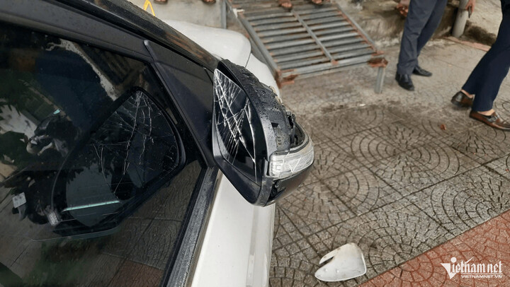 Nhiều phương tiện đậu ven đường Trần Phú bị phá hỏng phần gương chiếu hậu. (Ảnh: Vietnamnet)