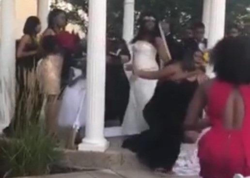 Người yêu cũ không mời mà đến, nói một câu khiến đám cưới náo loạn - Ảnh 1.