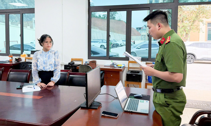 Cơ quan Cảnh sát điều tra Công an tỉnh Lào Cai công bố quyết định khởi tố bổ sung đối với bị can Nguyễn Thị Thanh Hiên. (Ảnh: Công an tỉnh Lào Cai)