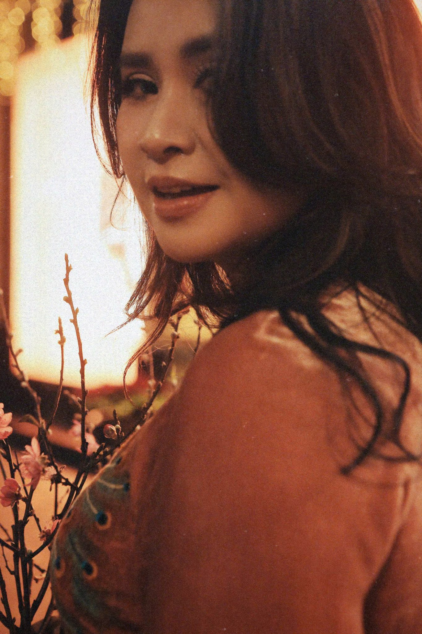 Nữ NSND ở tuổi ngoài 50 khoe nhan sắc với áo dài thêu tay đẹp ngỡ ngàng - Ảnh 4.