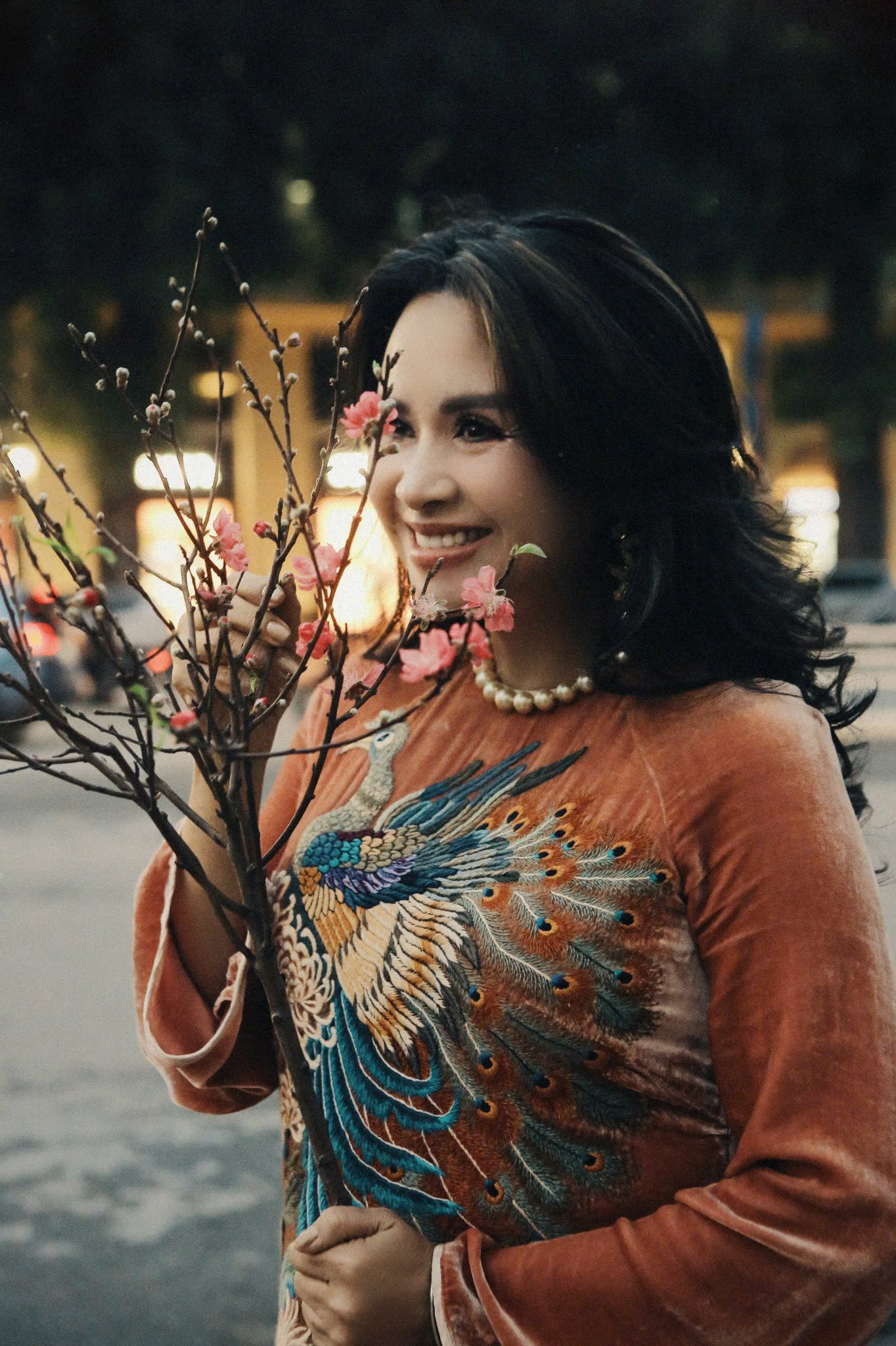 Nữ NSND ở tuổi ngoài 50 khoe nhan sắc với áo dài thêu tay đẹp ngỡ ngàng - Ảnh 9.