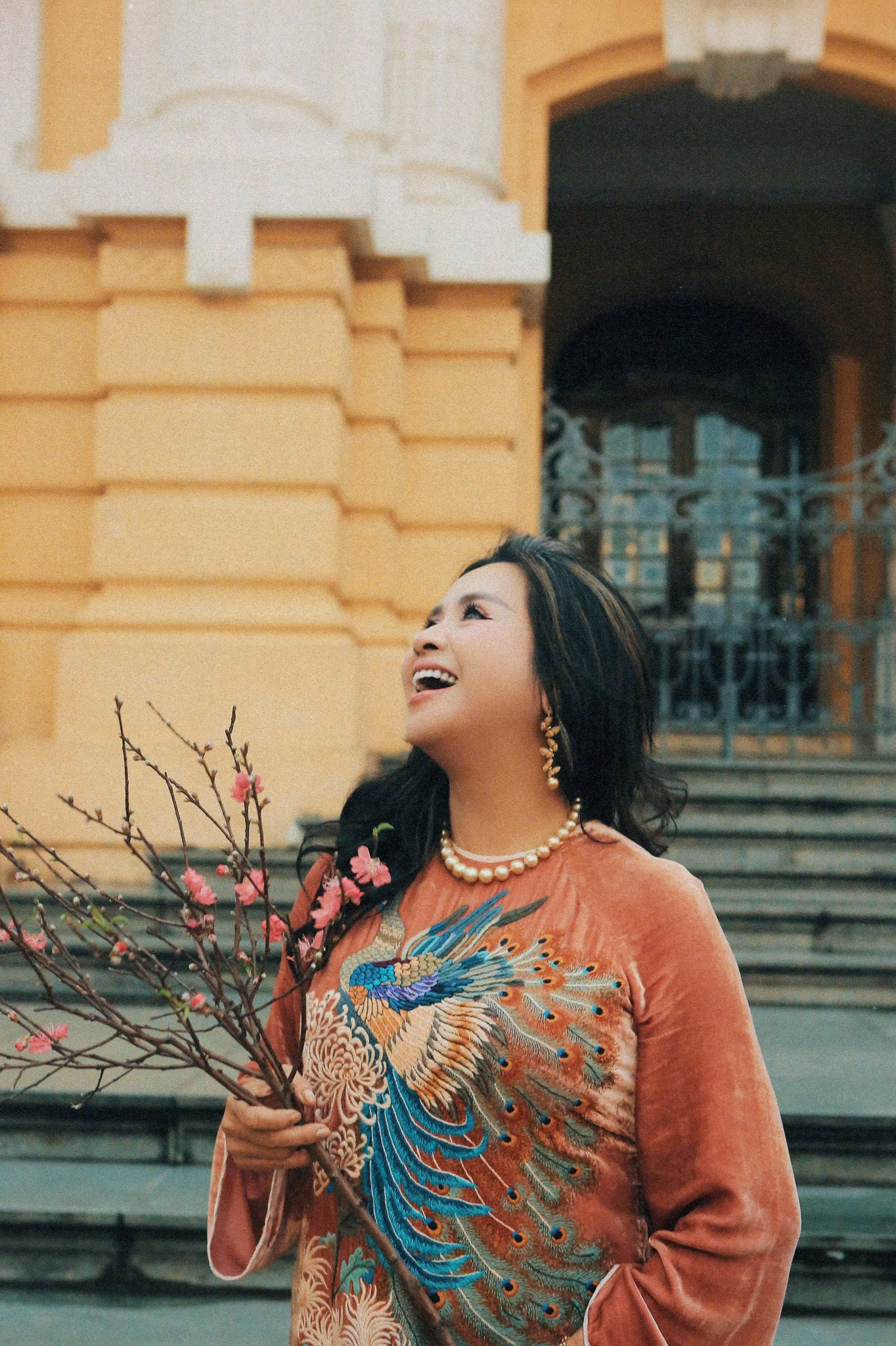 Nữ NSND ở tuổi ngoài 50 khoe nhan sắc với áo dài thêu tay đẹp ngỡ ngàng - Ảnh 8.